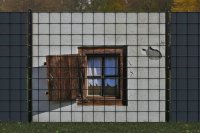Mauer hell mit Fenster Holzklappe Motivsichtschutz zaunblick zb221-039 A